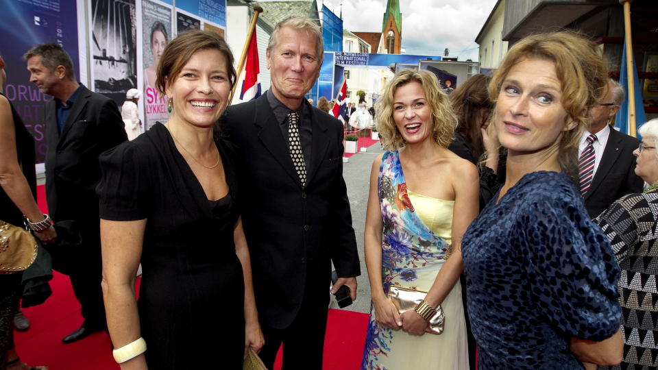H�STER SKRYT:Regiss�r Maria S�dahl, ektemannen Hans Petter Moland, Line Verndal og Lena Endre p� det r�de l�per for premieren til filmen Limbo i Haugesund. Filmen har ikke premiere f�r 10. september, men utenlandske anmeldere har allerede f�tt �ynene opp for denne gjengen. FOTO: HENNING LILLEG�RD/DAGBLADET.