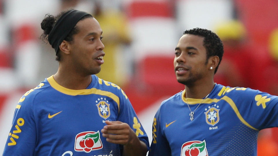 BRASSEPAR: Robinho (t.h.) blir klubbkamerat med landsmannen Ronaldinho i AC Milan. Her under landslagssamling i fjor. Foto: Vanderlei Almeida/AFP/Scanpix