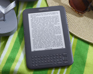 KONKURRERER OM KUNDENE:  Foto: Amazons lesebrett Kindle er en av de mange ebokleserne som konkurrerer om moderne bokkunder. SCANPIX / REUTERS
