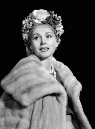 GLAMOR�S SKUESPILLER: Zsa Zsa Gabor har blant annet v�rt med i �The story of three loves� fra 1953, �The girl in the Kremlin� fra 1957 og Orson Welles- klassikeren �Touch of evil� fra 1958. Foto: EPA/LASZLO VARKONYI HUNGARY OUT .
