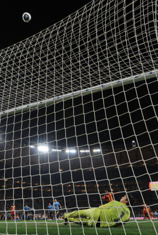 GYAN-�YEBLIKKET: Asamoah Gyan traff tverrliggeren p� straffe i siste tilleggsminutt i VM-kvartfinalen mot Uruguay etter at Suarez handset p� streken. Uruguay slo Ghana i straffekonken, til tross for at Gyan skj�t igjen og scoret da. Foto: Roberto Schmidt, AFP/Scanpix