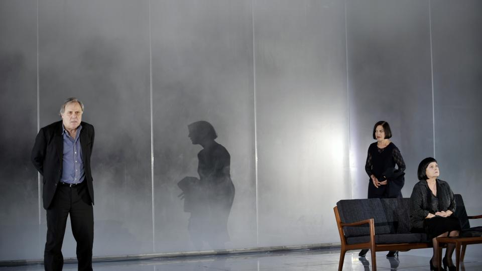 G� N�RMERE: �John Gabriel Borkmann� plasserer en lidende gammel kj�rlighetstrekant p� en naken scene og inviterer oss til � se hva som skjer. Foto: Arno Declair/Schaubuhne.