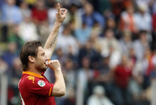 TOMMELSUTTER: Men det er ikke Francesco Totti Daniel Braaten fors�ker � kopiere. Foto: REUTERS/Tony Gentile