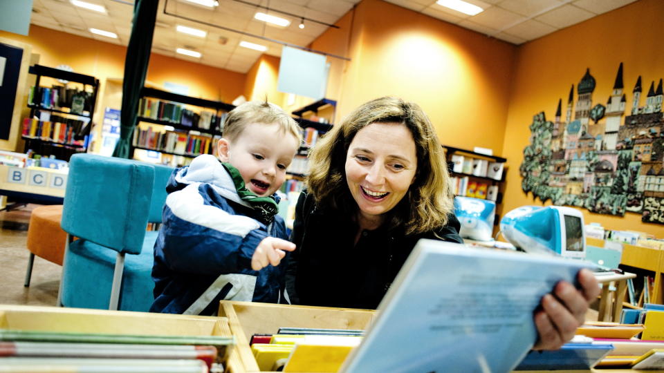 Nestleder i Familie- og kulturkomiteen p� Stortinget Gunn Karin Gjul, her fotografert i 2009 med s�nnen Vemund. Foto: Thomas Rasmus Skaug/Dagbladet