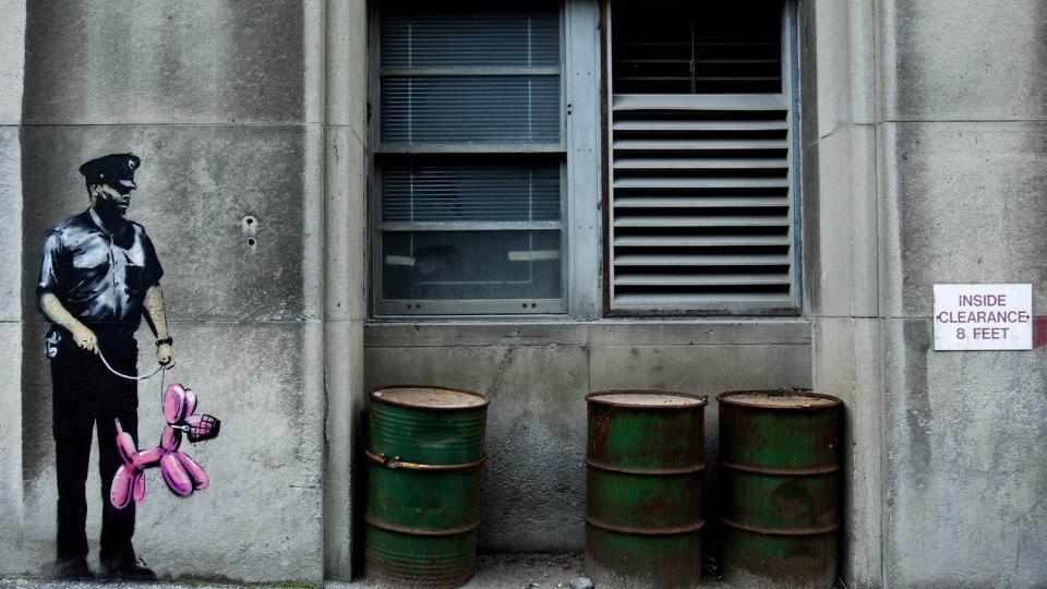 REDDET KUNST: Ikke alle setter pris p� gatekunst. Dette Banksy-bildet er fra Toronto, men du kan se mange bilder av Hastings-bildet her. Foto: AP Photo/The Canadian Press, Nathan Denette