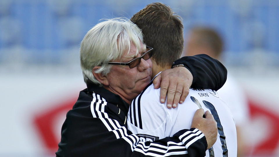 DU BLIR HER: Vadim Demidov blir i Rosenborg ut sesongen. Det er nok Nils Arne Eggen forn�yd med. 
Foto: ARNT E. FOLVIK