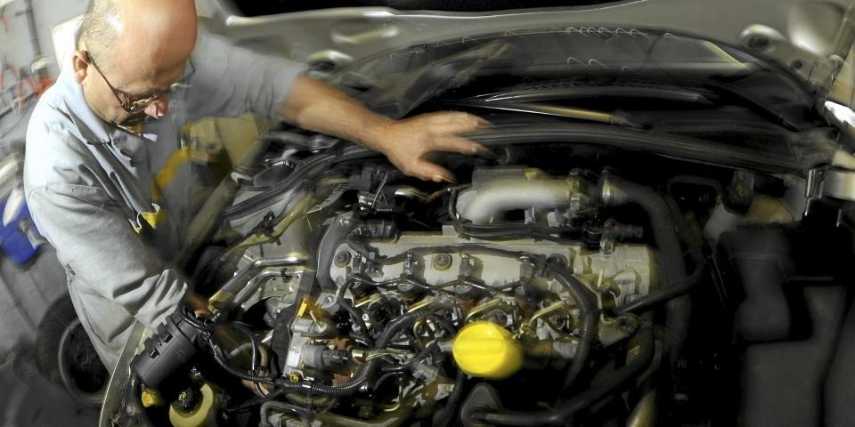 SJEKKER N�YE: Ved en EU-kontroll sjekkes hele bilen for feil. If�lge NAF er feil p� bremser og lys blant det vanligste. FOTO: Colourbox