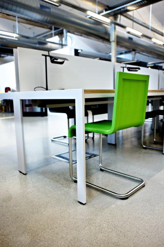 Stilig: I biblioteket kan studentene pugge pensum p� stoler designet av Maarten Severen for Vitra.