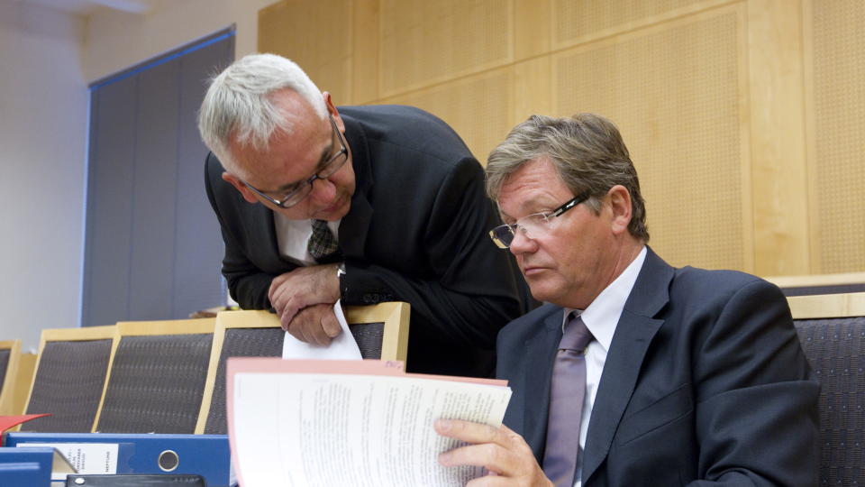 OMFATTENDE KORRESPONDANSE: Den terrorsiktede uiguren, Mikael Davud skal ha kommunisert med al-Qaida-ledere i Peshawar. Her fra varetektsfengslingen i saken. Fra venstre advokat Kjell T. Dahl som er David Jacobsen sin forsvarer,  og advokat Arild Humlen som er Mikael Davud sin forsvarer.
Foto: Terje Bendiksby / Scanpix
