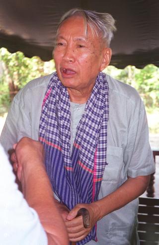 BLE ALDRI STRAFFET: Pol Pot d�de av hjerteinfarkt i 1998. Han ble avsatt og fengslet etter en intern maktkamp i restene av R�de Khmer, men ble aldri straffet for massedrapene. Foto: SCANPIX