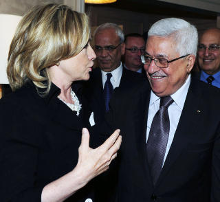 P� PLASS I: Den palestinske selvstyremyndightens leder Mahmoud Abbas hilste p� USAs utenriksminister Hillary Clinton i g�r foran de historiske samtalene med israelerne som starter i morgen. Foto: OMAR RASHIDI/EPA/SCANPIX