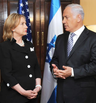 P� PLASS II: Abbas' motpart Benjamin Netanyahu hilste ogs� p� Clinton. Under samtalene, som innledes med en middag i Det hvite hus, skal ogs� Egypts president Hosni Mubarak og kong Abdullah II av Jordan delta. Foto: MOSHE MILNER/JIM LO SCALZO/EPA/SCANPIX