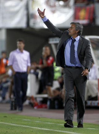 FORN�YD DEFENSIVT: Mourinho skr�t av at Real holdt nullen, og p�pekte fem-seks m�lsjanser for Real Madrid i serie�pningen p� Mallorca. Foto: AFP/Jaime REINA