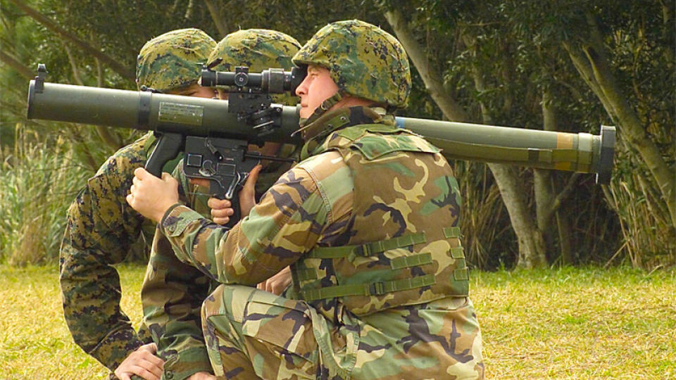 GISKE HAR ANSVARET: Norske myndigheter skal verken profittere p�, eller drive fram utviklingen av, v�pen slik som SMAW-NE (bildet) med uklar folkerettslig status, skriver kronikkforfatterne.Foto: US Marine Corps