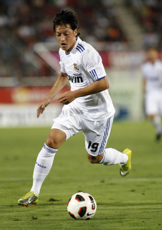 FORST�R INGENTING: Mesut �zil var bare reserve mot Real Mallorca, blant annet fordi han bare kan si et par ord p� spansk. Foto: AFP/Jaime REINA