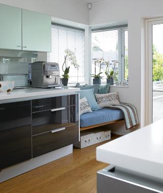 KJ�KKENKROK: Den lyse sittekroken p� kj�kkenet har  hj�rnevinduer med utsikt. FOTO: Espen Gr�nli
