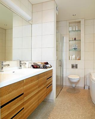 RENE LINJER: Corian gir rene, hvite flater og vasken blir s�ml�s. Fliser fra Lenngren Naturstein. Innredningen er designet av Lars Ernst Hole. FOTO: Espen Gr�nli