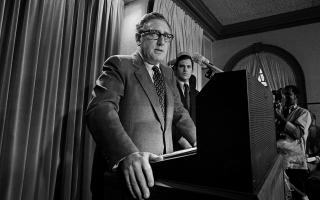 BOMBET KAMBODSJA: USA begynte � bombe landet p� slutten av 1960-tallet. P� et opptak som ble offentliggjort nylig kan man h�re Nixons utenriksminister Henry Kissinger (bildet) kreve fra general Alexander Haig �[a]nything that flies, on anything that moves� i Kambodsja. Foto: AP