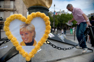 MINNES FORTSATT: Prinsesse Dianas fans la ned rundt 30 blomsterbuketter foran Kensington Palace i g�r. Dette bildet er fra fjor�rets minnemarkering. Foto: AFP PHOTO / MARTIN BUREAU