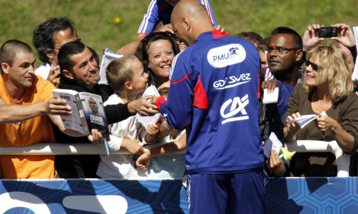 POPUL�R: Den gamle helten m�tte opp for � spise lunsj og snakke med spillerne, men ble ogs� n�dt til � skrive autografer til begeistrede fans. Foto: Charles Platiau, Reuters/Scanpix