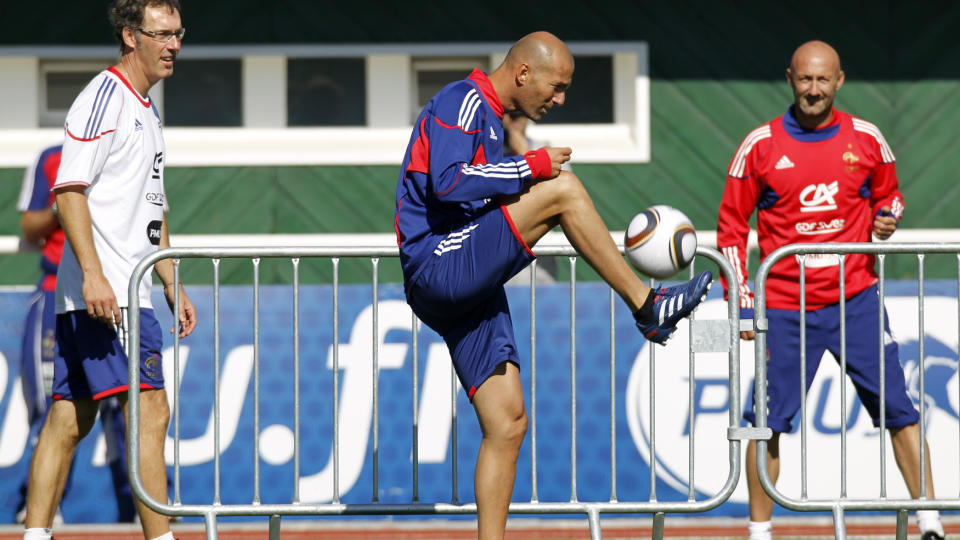 LEGENDE P� BES�K: Frankrikes landslagssjef Laurent Blanc (t.v.) og keepertrener Fabien barthez (t.h.) hentet inn sin gamle lagkamerat Zinedine Zidane som inspirator for dagens spillere. Frankrike starter EM-kvaliken hjemme mot Hviterussland p� fredag. Foto: Charles Platiau, Reuters/Scanpix