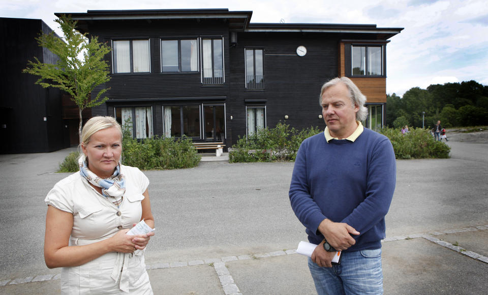 VANSKELIG SITUASJON: Morten Strandskogen, leder for foreldrenes arbeidsutvalg (FAU) ved Sk�yen skole, er glad for at frykten og usikkerheten rundt voldtektssaken n� kan slippe taket og skolen komme i normalt gjenge igjen. Samtidig f�ler han med den mindre�rige overgriperens familie. Her foran skolen i g�r sammen med Trine Melg�rd, kommunikasjonssjef for utdanningsetaten i Oslo kommune, som tilbrakte hele dagen p� skolen for � hjelpe til med � takle medietrykket. Foto: TORBJ�RN BERG/DAGBLADET