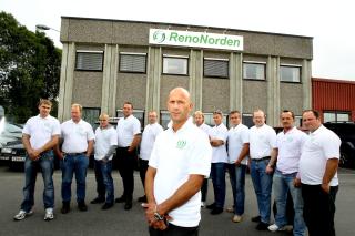 FORSVARER ARBEIDSGIVER: I et intervju med Romerikes Blad forsvarer hovedtillitsvalgt Suad Bejtovic (i midten) og 13 andre tillitsvalgte renovasjonsbedriften RenNorden mot anklager om sosial dumping. Foto: TOM GUSTAVSEN/ROMERIKES BLAD