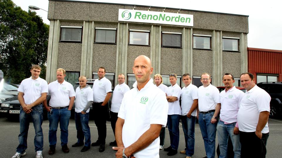 FORSVARER ARBEIDSGIVER: I et intervju med Romerikes Blad forsvarer hovedtillitsvalgt Suad Bejtovic (i midten) og 13 andre tillitsvalgte renovasjonsbedriften RenNorden mot anklager om sosial dumping. Foto: TOM GUSTAVSEN/ROMERIKES BLAD