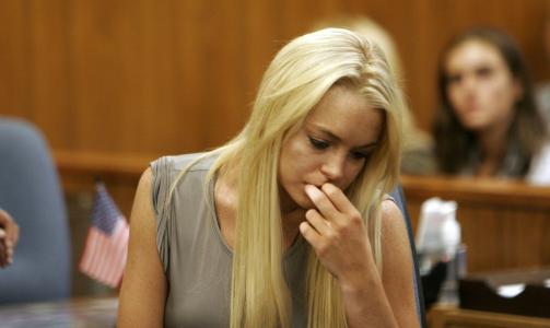 GR�TKVALT: Lindsay Lohan tryglet dommeren om � slippe fengsel, men ble d�mt til � sone 90 dager. Likevel slapp hun ut etter bare 13 dager bak murene. Foto: EPA/AL SEIB