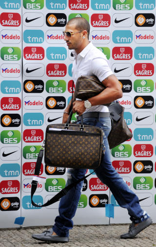 STILSIKKER: Quaresma p� vei inn p� spillerhotellet i Braga. Foto:Erik Berglund