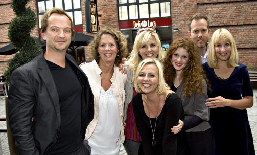 HERJER P� TV: Linn Sk�ber (i midten) herjer torsdagskveldene p� NRK1 i h�st. Her ser vi noen i NRK-teamet, fra v. Gard Eidsvold, Kristin Tonjer, Line Gr�nfeld, Hanna Maria Vea Gr�nneberg, Terje Solli og Marit �slein.