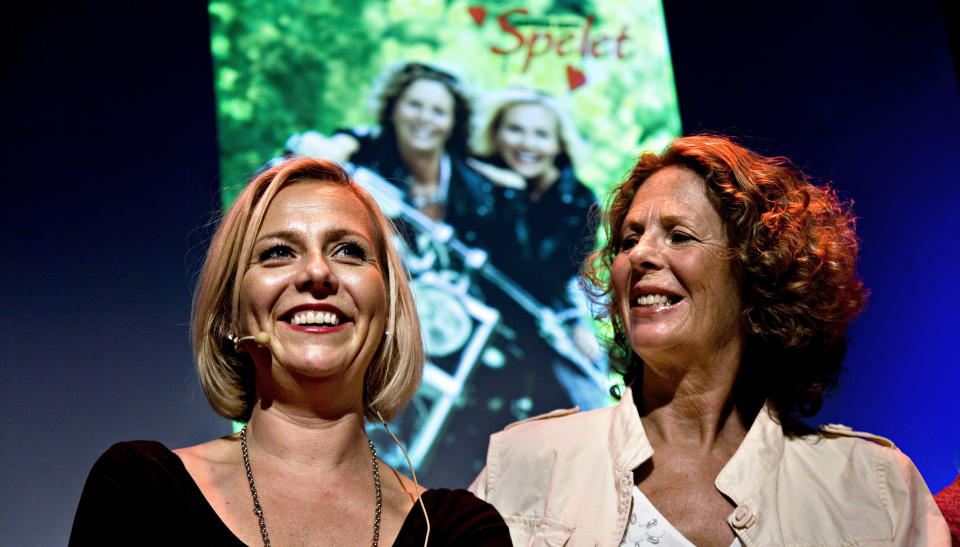 SKRUDD KJERRING: Linn Sk�ber er nok en gang en pest og plage for omgivelsene. Her sammen med manageren Evelyn (Kristin Tonjer). Foto: Anders Gr�nneberg