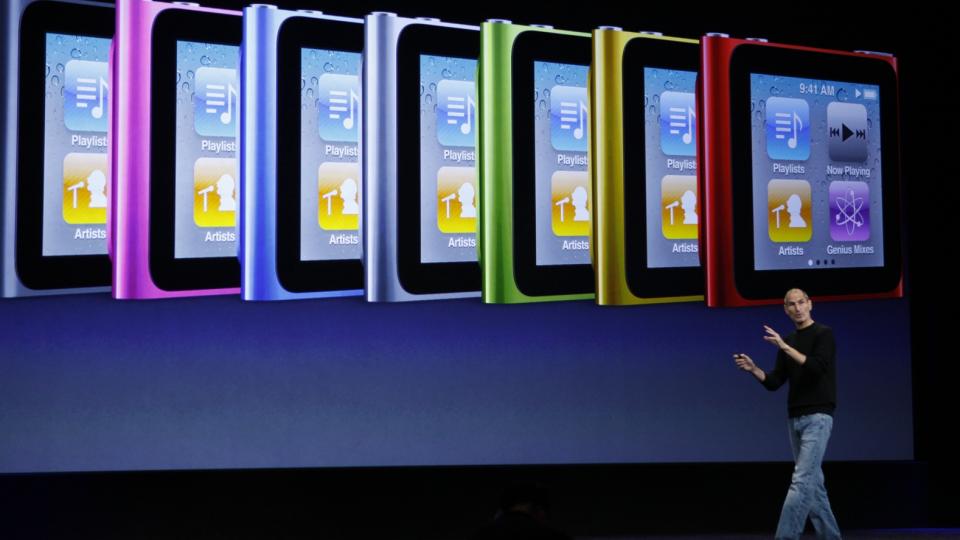 NY NANO: En ny iPod nano med multitouch-skjerm var blant Apple-nyhetene Steve Jobs presenterte i kveld. Foto: SCANPIX