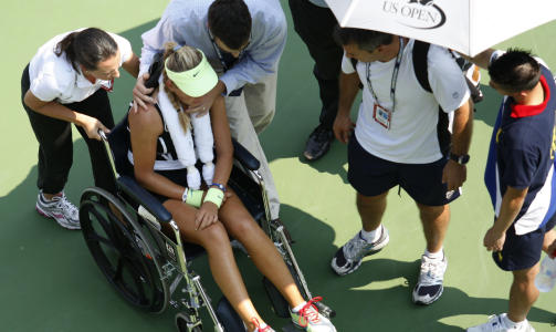 FRAKTET BORT: Azarenka ble trillet av banen i en rullestol. Foto: Eduardo Munoz, Reuters/Scanpix
