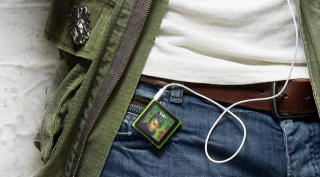 MINDRE NANO: Nye iPod nano er liten, men med multitouch ber�ringsskjerm. Foto: APPLE