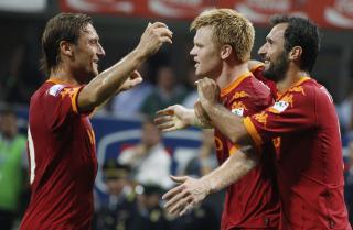 M� VIKE: Det sp�rs om Francesco Totti og Mirko Vucinic omfavner John Arne Riise p� samme m�te om dette dr�mmelaget finner veien til Roma-garderoben. Foto: AP Photo/Luca Bruno