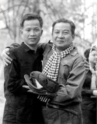 BLE STYRTET AV R�DE KHMER: Kambodsjas prins Norodom Sihanouk (til h�yre) samarbeidet en tid med R�de Khmer (her sammen med Khmer-leder Khieu Samphan), men ble isolert og fratatt makt av bevegelsen. Han skal ha sagt at Nixon og Kissinger skapte R�de Khmer ved � trekke Kambodsja inn i Vietnamkrigen. Foto: AFP