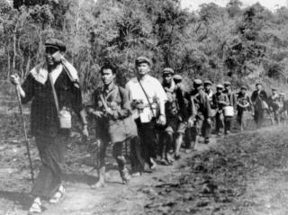 UTRYDDET ALLE AV FEIL RASE: Pol Pot (f�rst i rekka) og hans folk rensket ut 215 000 kinesere, hele den vietnamesiske minoriteten p� 20 000 og 90 000 chan-muslimer. I tillegg ble mellom 1,3 og 1,4 etniske khmerer drept. Foto: AP