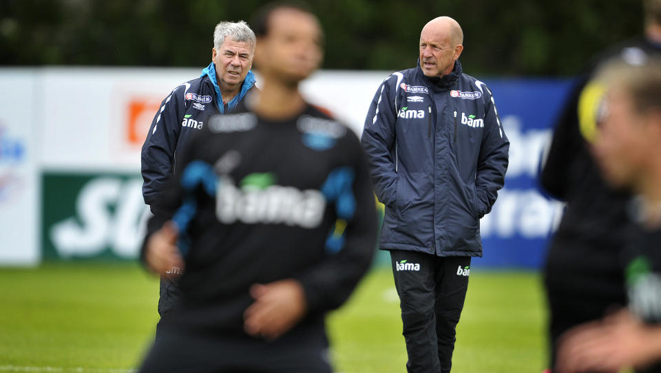 SM� KONSEKVENSER: Toppfotballsjef Nils Johan Semb mener det ikke vil f� store konsekvenser at NFF kvitter seg med spillerutviklerne og lar kretsene ta ansvaret. Her med landslagssjef Egil Olsen p� trening p� Island.Foto: HANS ARNE VEDLOG/DAGBLADET