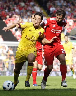 SPILTE �N SERIEKAMP: Javier Mascherano (t.h) var med i serie�pningen mot Arsenal, det ble hans ligaavskjed med Anfield. Foto: EPA/ANITA MARIC