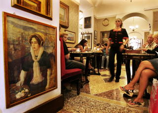 CAFF�  GRECO:  P� Romas mest kjente kaf� henger et maleri av Sigrid Undset. Nobelprisvinneren er eneste norske forfatter som har f�tt plass p� veggen. Foto: GEIR B�LSTAD/Dagbladet
