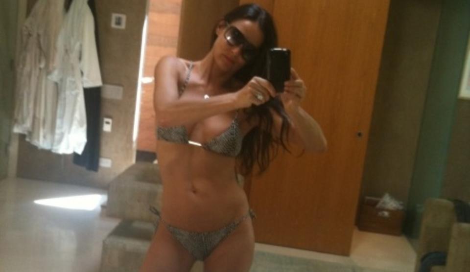 VANLIG FOR EN 47-�RING? Demi Moore er ivrig etter � vise frem sin nye kropp. Dette bildet la hun ut p� Twitter. Foto: TWITTER