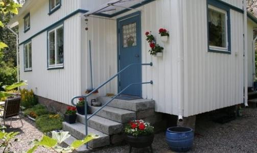 FJ�LLBACKA KVILLE: To etasjers hytte, tre rom derav ett soverom, 93 kvm boa.

Pris: 1 500 000 kr