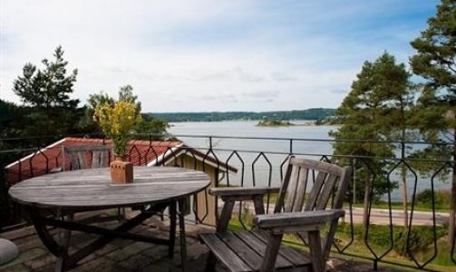NORRE STRANDSKOGV�GEN: To rom, 38 kvm boa, beliggende like ved sj�en, b�tplass inkludert.

Pris: 1 950 000 kr