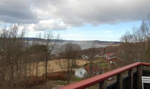 PRISEKSEMPLER: Kan du tenke deg denne utsikten fra denne lille hytta i Utby p� 25 kvm med havutsikt? Pris: 1 100 000 kr. Se flere priseksempler nederst i saken. Alle foto: Hemnet.se.