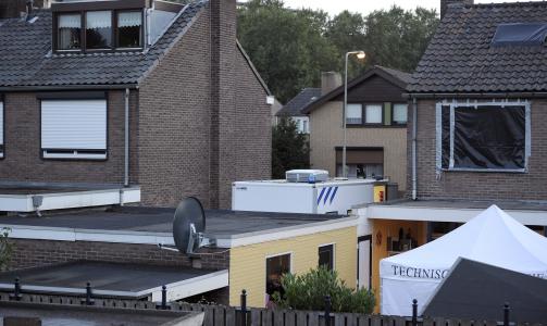 POLITIET: Politiet rykket inn med full etterforskningsgruppe i kvinnens hage. EPA/MARCEL VAN HOORN