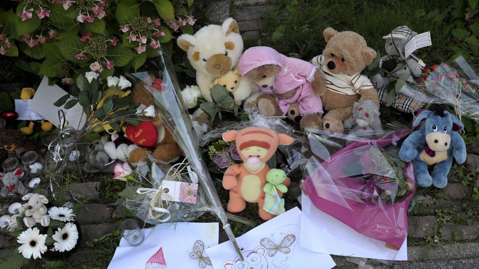 SISTE HILSENER: Folk kom med blomster og kosedyr med siste hilsener til de tre ukjente drepte spedebarna i byen Geleen i Nederland, etter at nyheten om funnet ble kjent. AFP PHOTO/ANP/MARCEL VAN HOORN