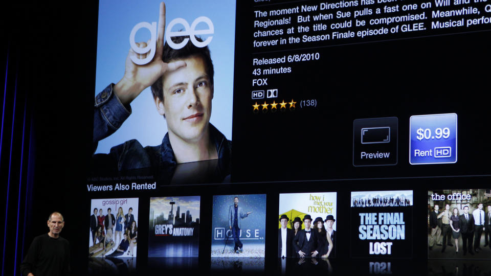 MEN HVA SKAL VI SE P�, STEVE? Apple lanserte en ny utgave av medieboksen Apple TV i g�r. Men filmer og billige episoder av TV-serier er bare tilgjengelig for amerikanske iTunes-kunder. Foto: SCANPIX