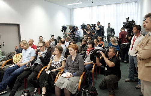 PRESSEKONFERANSE: Budapest-politiet hadde egentlig innkalt til pressekonferanse om et annet tema enn drapet, men var villige til � svare p� sp�rsm�l fra norsk presse. MMS-foto: JOHN TERJE PEDERSEN/DAGBLADET