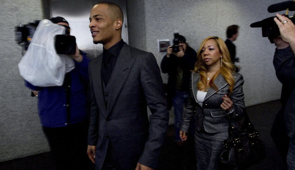 NARKOTATT: Rapperen T.I. og kona Tameka Cottle er tatt for narlotikaoppbevaring. Her er de avbildet under en tidligere rettsak - der rapperen var tiltalt for ulovlig v�penbesittelse. Foto: SCANPIX